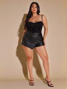 SHEIN X Phaith Montoya SHEIN BAE Asymmetrische Kunstleder-Shorts in Schwarz für Große Größen, geeignet für Halloween, Lässig Wear, Dates, Herbst/Winter, Büro, Club, sexy Frauen, Arbeit, Geburtstag, Abendtermin, Reise Flughafen, Halloween Kostüme, Herbst Große Größen, Herbst, Rückkehr zur Schule, Y2K, Herbstmode, Herbst, Kostüm/Herbst, Abschluss