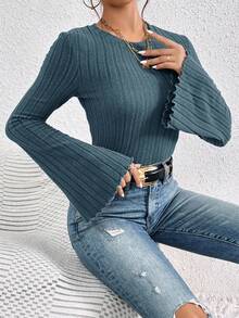 SHEIN Frenchy Camiseta de punto con manga trompeta de manga especial con textura acanalada y ribete de lechuga