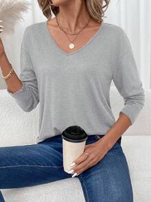 SHEIN LUNE Áo thun dài tay cổ chữ V màu trơn, kiểu dáng thường ngày, phù hợp cho nữ, dễ phối đồ và mặc hàng ngày, thích hợp cho mùa thu/đông. Áo thun dài tay cổ chữ V màu xám dành cho nữ, trang phục mùa thu cho nữ, phong cách thường ngày. - Xám - Xem 4