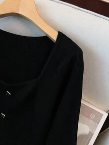 GlowEve CURVE 优雅法式大码女式圆领长袖针织毛衣，带金属扣 - 黑色 - 查看 7