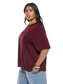 Solavibe Camiseta de manga corta holgada con estampado en relieve de letras, talla grande, color rojo vino, para mujer en verano