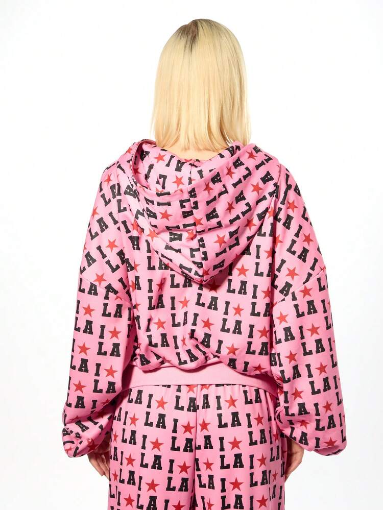 SUMWON sweat-shirt à capuche oversize rose avec imprimé étoile Los Angeles, coupe ample. Motif lettres LA imprimé sur tout le vêtement. Cordon de serrage, style streetwear décontracté. mode automne-hiver, pull moderne et casual.