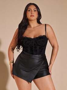 SHEIN X Phaith Montoya SHEIN BAE Asymmetrische Kunstleder-Shorts in Schwarz für Große Größen, geeignet für Halloween, Lässig Wear, Dates, Herbst/Winter, Büro, Club, sexy Frauen, Arbeit, Geburtstag, Abendtermin, Reise Flughafen, Halloween Kostüme, Herbst Große Größen, Herbst, Rückkehr zur Schule, Y2K, Herbstmode, Herbst, Kostüm/Herbst, Abschluss