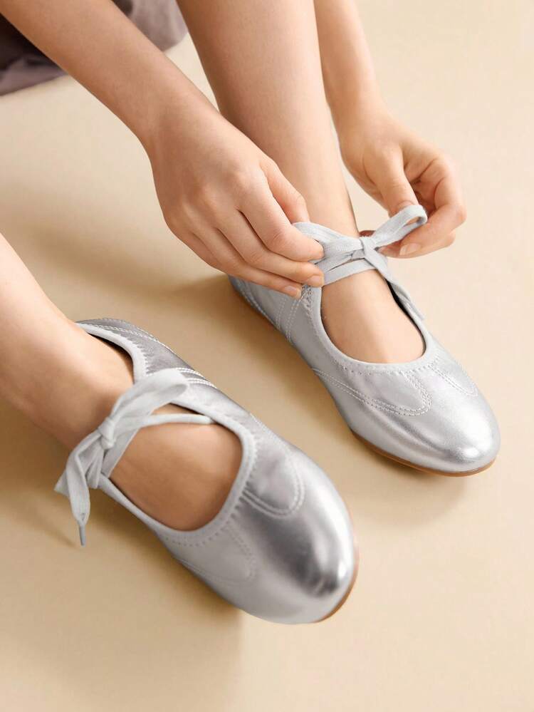 CUCCOO EASI 女性用シルバーメタリック調レースアップメリージェーンフラットシューズ、ファッショナブルで快適