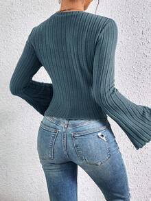 SHEIN Frenchy Camiseta de punto con manga trompeta de manga especial con textura acanalada y ribete de lechuga