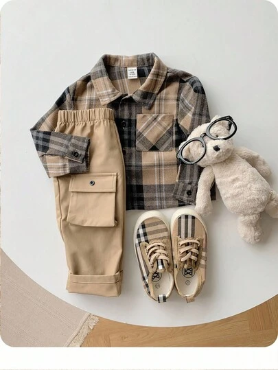 男婴彩色格子领长袖纽扣衬衫和休闲裤套装，适合圣诞节