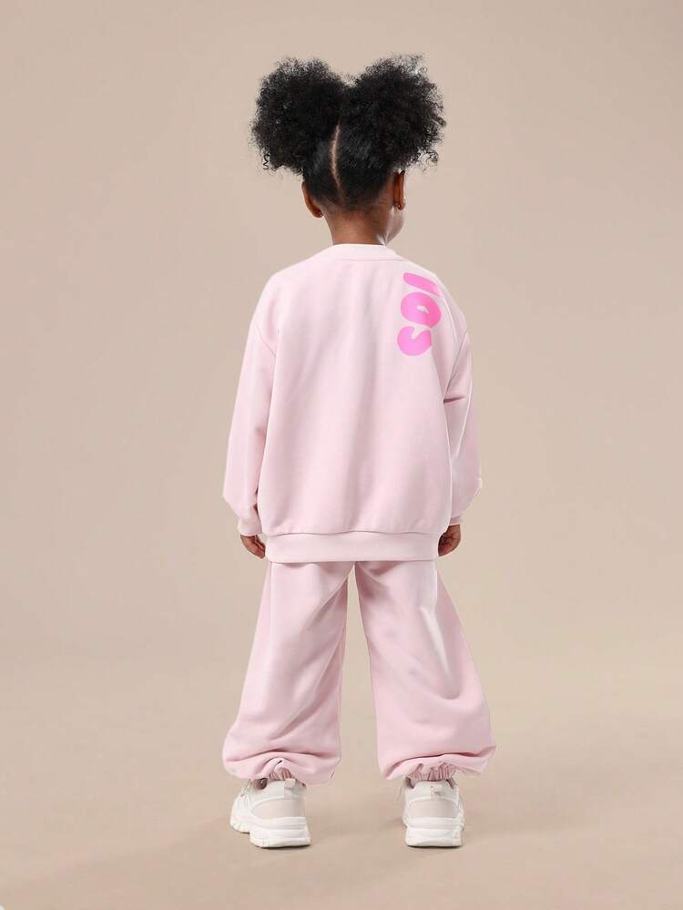 テキストプリント入りクルーネックスウェットシャツとジョガーパンツ