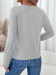 SHEIN LUNE Áo thun dài tay cổ chữ V màu trơn, kiểu dáng thường ngày, phù hợp cho nữ, dễ phối đồ và mặc hàng ngày, thích hợp cho mùa thu/đông. Áo thun dài tay cổ chữ V màu xám dành cho nữ, trang phục mùa thu cho nữ, phong cách thường ngày. - Xám - Xem 2