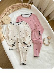 买3送1高性价比波点心形元素图案女宝宝4件套圆领T恤长裤柔软舒适睡衣套装居家适用秋冬适用。