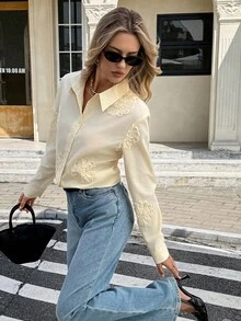 SHEIN Frenchy Damen Französischer Lässig Pendler einfarbige 3D Blumen Creme Bluse, elegante westliche Knopfleiste Bluse, Stickerei Design, Herbst für Frauen, Heimkehr, Ausgehen Oberteile Damen, Date Night, Hochzeitsgast, Business Lässig, Old Money Stil, Nationalfeiertag, Neujahr, Thanksgiving Shirt Winter - Aprikosenfarben - Übersicht 4