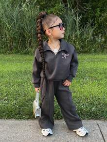 2件套女童刺绣字母拉链连帽衫和裤子套装，保暖内衬，适合外出、居家和休闲穿着，秋冬季童装套装，女童运动服套装 - 深灰色 - 查看 6
