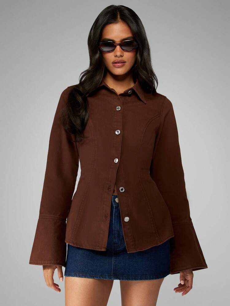 MISSGUIDED Camisa de botones de denim marrón ajustada de algodón con mangas acampanadas, cuello puntiagudo, moda moderna y de alta calidad, puños acampanados, colección de otoño e invierno