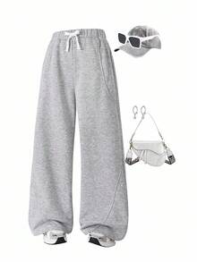 Sparklyn Niezbędnik na jesień/zimę! Dziewczęce spodnie z prostymi nogawkami, wykonane z wysokiej jakości dzianiny dresowej, miękkie i wygodne. Prosty krój nogawek podkreśla kształt nóg, modne i uniwersalne, ciepłe przez całą zimę, idealny wybór do jesienno-zimowych stylizacji dla dziewcząt.