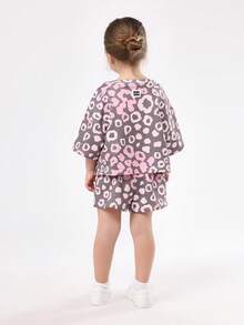 SUMWON طقم قطعتين للفتيات الصغيرات بتصميم نمر، تي شيرت بأكمام جرس مع شورت مطابق، ملابس عصرية بطبعة حيوانية، ملابس صيفية وربيعية مريحة وكاجوال للعطلات - متعدد الألوان - مشاهدة 2