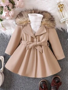 SHEIN 女婴卡其色毛领大衣，适合秋冬季节穿着。