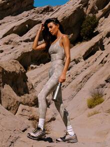 GLOWMODE X Discovery FeatherFit™ Summit Flow 短款扎染圆领 U 型后背可拆卸罩杯背心户外徒步日常运动服 - 卡其色 - 查看 7