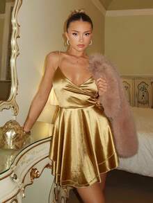 Glamine Charm 黄色性感V领露背缎面褶饰连衣裙，街头服饰，女士俱乐部服装，婚礼宾客礼服，约会晚礼服，生日服装，初秋服装，闪亮连衣裙，秋冬连衣裙 - 金色 - 查看 3