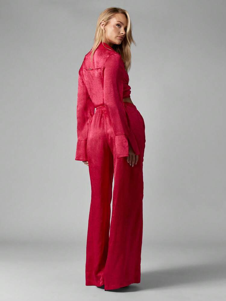 MISSGUIDED サテン素材のコーディネートセット ベルスリーブ ワイドレッグパンツ フロントタイクロップトップ イブニングパーティー リゾートウェア 秋冬コレクション