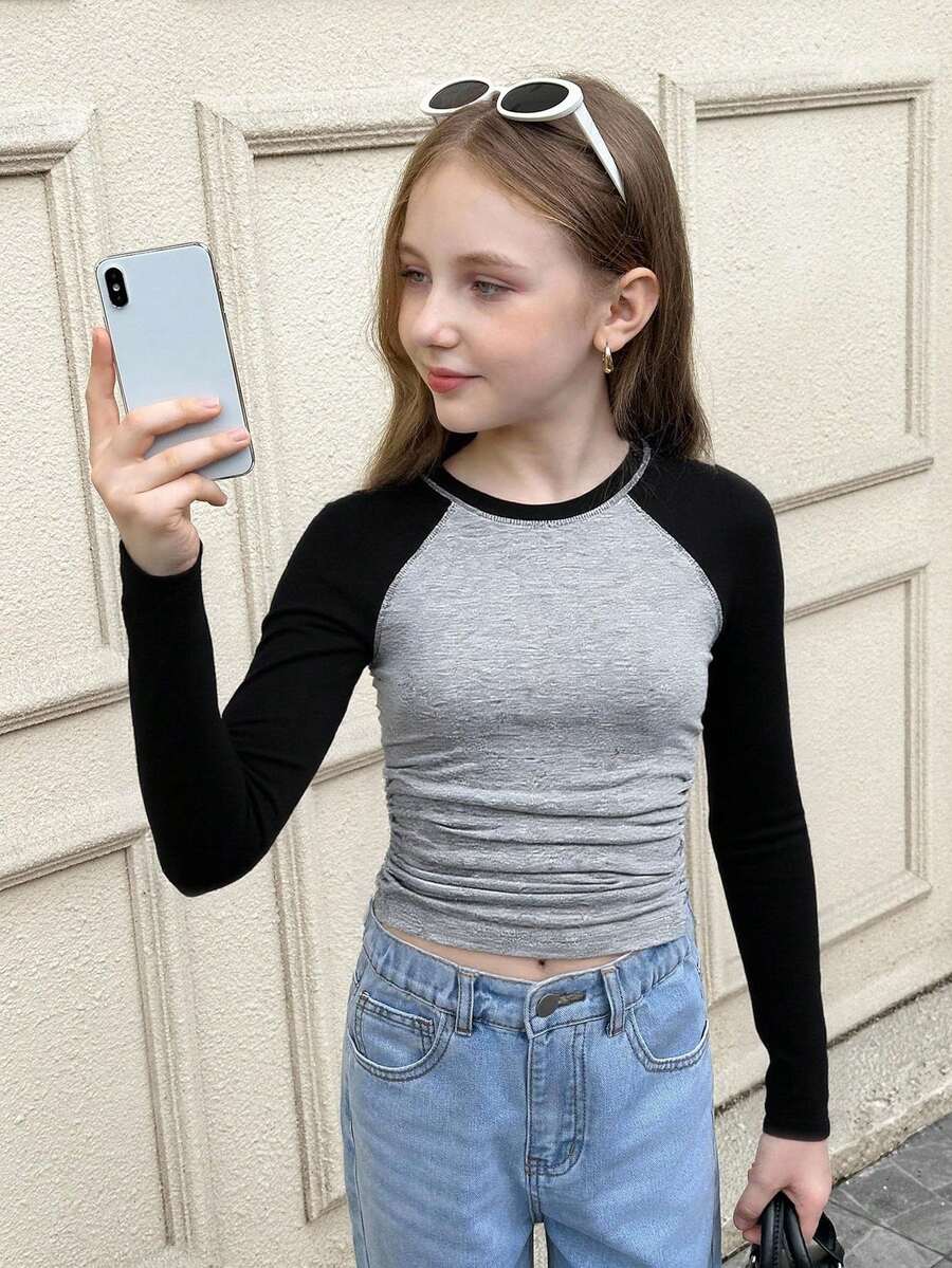 SHEIN Top corto ajustado con bloque de color, manga raglán y cintura fruncida para niña preadolescente, para uso casual diario, de vuelta a la escuela - Gris Oscuro - Ver 1