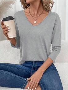 SHEIN LUNE Áo thun dài tay cổ chữ V màu trơn, kiểu dáng thường ngày, phù hợp cho nữ, dễ phối đồ và mặc hàng ngày, thích hợp cho mùa thu/đông. Áo thun dài tay cổ chữ V màu xám dành cho nữ, trang phục mùa thu cho nữ, phong cách thường ngày. - Xám - Xem 5