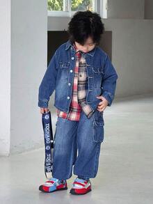 SHEIN 2件套小男孩蓝色牛仔翻领长袖衬衫和宽松卷边裤套装 - 深色水洗藍 - 查看 2