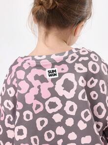 SUMWON طقم قطعتين للفتيات الصغيرات بتصميم نمر، تي شيرت بأكمام جرس مع شورت مطابق، ملابس عصرية بطبعة حيوانية، ملابس صيفية وربيعية مريحة وكاجوال للعطلات - متعدد الألوان - مشاهدة 6