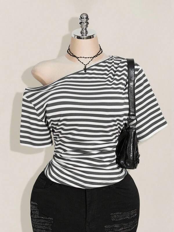 SHEIN ICON Blusa de manga corta asimétrica de hombro en negro y gris a rayas, de punto, talla grande. Blusa casual a rayas tipo Bardot, de vuelta al colegio, estilo Y2K, para uso diario, adecuada para el verano