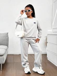 SHEIN 青少年女孩休闲校园街头时尚字母和数字图案圆领运动衫和褶皱阔腿直筒裤针织运动服套装，灰色返校装 - 灰色 - 查看 3