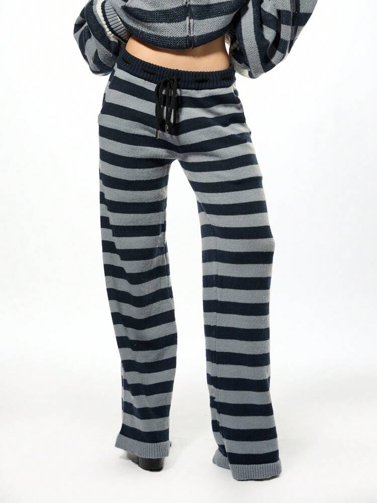 SUMWON Pantalon tricoté à jambes larges style universitaire avec graphiques de lettres cloutées. Vêtements de détente confortables, bas décontractés et relaxants pour l'hiver. Pantalon rayé rétro