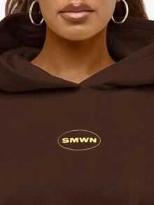 SUMWON WOMEN Áo hoodie thời trang dáng rộng, thiết kế ngắn, tay dài, thường ngày, áo chui đầu có mũ trùm đầu, in họa tiết ở lưng, phong cách đường phố cổ điển, thu đông - màu nâu - Xem 4