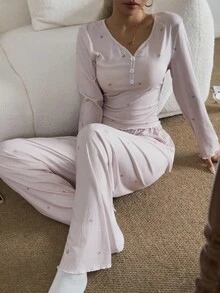 Dream Adore Conjunto de pijama de top de manga larga y pantalones con estampado de corazón, decoración de botones y cuello en V de punto para mujer, ropa de otoño e invierno