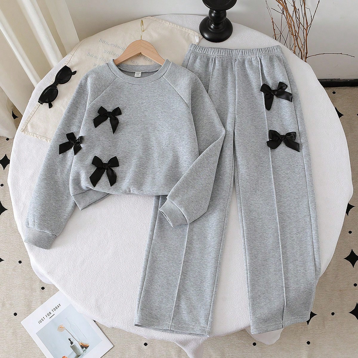 Set de 2 piezas de top de manga larga de cuello redondo gris y pantalones de pierna ancha con decoración de lazo para niñas jóvenes, otoño/inviern