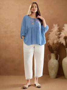 Rosumi Camisa con bordado floral y nudo delantero, para uso casual de vacaciones en tallas grandes - Azul - Ver 3