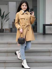一件少女驼色双排扣中长款外套，腰部系带，时尚百搭，复古优雅设计，穿着舒适，适合秋冬季上学、外出等场合。 - 駝色 - 查看 1