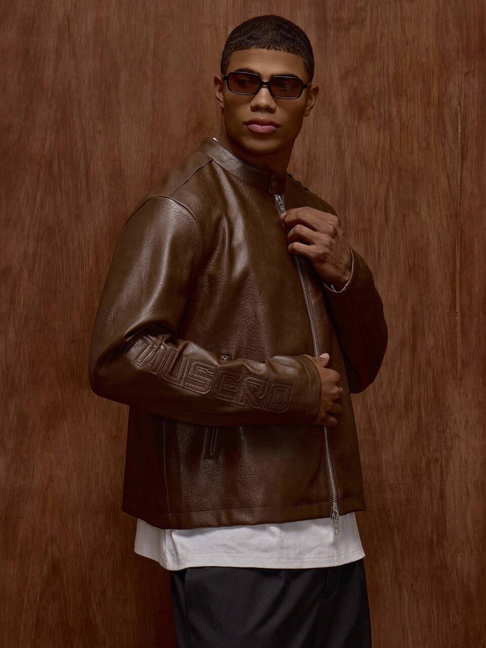 Veste  zippée de style basique minimaliste pour hommes, avec détails de col boutonné. Idéale pour l'automne/le printemps et l'été