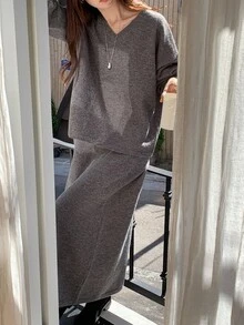 DAZY 女式 V 领纯色长袖毛衣和宽松短裙两件套，休闲韩版风格