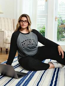 SHEIN طقم بيجامة مكون من ملابس علوية بأكمام راجلان مطبوع عليها شعار وبنطلون، بيجامات مقاسات كبيرة للنساء ذوات الأشكال المنحنية، ملابس مريحة للخريف والشتاء - متعدد الألوان - مشاهدة 3