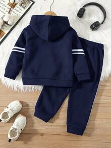 SHEIN 2 件套年轻男童运动休闲舒适白色字母装饰和白色条纹绿色宽松连帽衫和裤子套装，适合旅行、上学、日常活动、秋冬返校服装必备 - 藏蓝色 - 查看 3