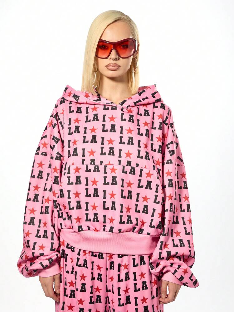 SUMWON sweat-shirt à capuche oversize rose avec imprimé étoile Los Angeles, coupe ample. Motif lettres LA imprimé sur tout le vêtement. Cordon de serrage, style streetwear décontracté. mode automne-hiver, pull moderne et casual.