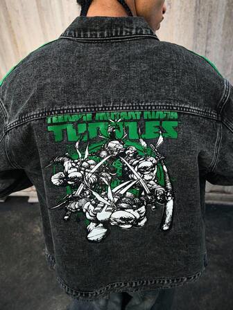 TEENAGE MUTANT NINJA TURTLES X ROMWE Street Life جاكيت جينز كاجوال للرجال بطبعة كرتونية للسلحفاة والشعار مع خطوط متباينة على الجانب وجيب بحافة خشنة