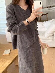DAZY 女式 V 领纯色长袖毛衣和宽松短裙两件套，休闲韩版风格