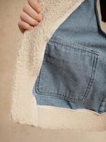 少女牛仔外套，Y2K风格秋冬保暖牛仔背心，休闲可爱百搭个性设计，街头时尚拼接毛绒口袋装饰无袖简约翻领宽松背心，柔软舒适的棉质牛仔面料，适合日常外出、聚会、上学、通勤、居家穿着，2025秋冬新款儿童西式服装