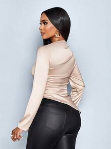 SOLERSUN 秋冬女装日常休闲优雅通勤肩部褶饰纽扣聚拢腰部不对称下摆光泽弹力面料杏色初秋长袖衬衫 - 杏色 - 查看 2