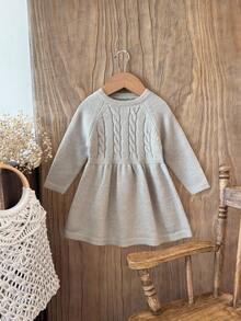SHEIN Vestido de Tricô para Bebê Menina, Gola Redonda, Manga Raglan, Texturizado, Cintura Elástica, Macio e Elástico, Adequado para Casa, Brincadeiras ao Ar Livre, Outono/Inverno, Cinza Rato - Bege - Visão 2