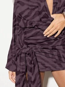 KIZN 长袖虎纹迷你连衣裙，垂坠腰带设计，适合派对、晚宴、假日、秋冬夜间外出，优雅V领裹身款式，时尚百搭。 - 酒紅色 - 查看 4