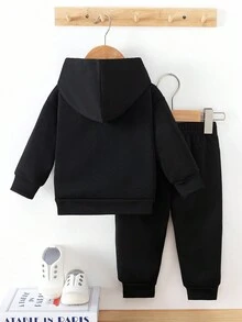 SHEIN Playful Pals 2 件套男婴时尚字母图案连帽卫衣和羊毛裤套装，适合秋冬季外出 - 黑色 - 查看 2