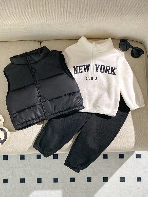 SHEIN Bộ 3 món áo nỉ cổ lông thêu chữ dễ thương cho bé trai, quần cạp chun và áo vest, đa năng cho cả ở nhà và ngoài trời, thích hợp cho mùa thu đông