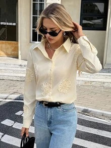 SHEIN Frenchy Damen Französischer Lässig Pendler einfarbige 3D Blumen Creme Bluse, elegante westliche Knopfleiste Bluse, Stickerei Design, Herbst für Frauen, Heimkehr, Ausgehen Oberteile Damen, Date Night, Hochzeitsgast, Business Lässig, Old Money Stil, Nationalfeiertag, Neujahr, Thanksgiving Shirt Winter - Aprikosenfarben - Übersicht 2
