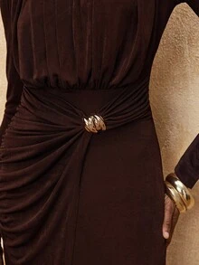 Lumalex VITNOS Herbst Winter Neuer Stil Hochwertiges elegantes braunes Strickkleid mit langen Ärmeln, plissierter Taille, goldenem Metallschnallendekoration und asymmetrischem Saum, Neuer Herbststil für Frauen, Gala-Nacht, modisch in diesem Herbst/Winter, elegantes Lässig-Outfit, Luxuskleid für Partys, Chic Herbst, Partylooks, Wochenendoutfit, Glamour-Kleid, Herbst-Winter-Arbeitsstil, zarte Romantik, verzauberte Romantik-Robe, Herbstparty-Kleid, drapiertes Kleid, Business-Lässig, Abschlussball-/Abiballkleid, geeignet für Dates, Ausgehen, Nachtleben, Hochzeiten, Urlaub, Geburtstag - Braun - Übersicht 9