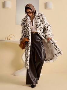 Lyxana Mantel Panjang Wanita Motif Leopard dengan Kerah Bulu Imitasi - Aprikot - View 5